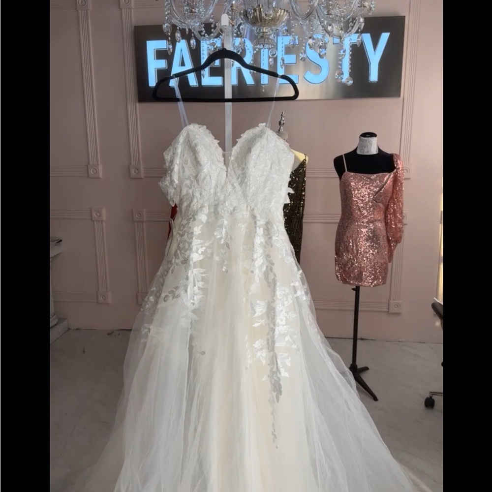Elegant White Lace Wedding Dress